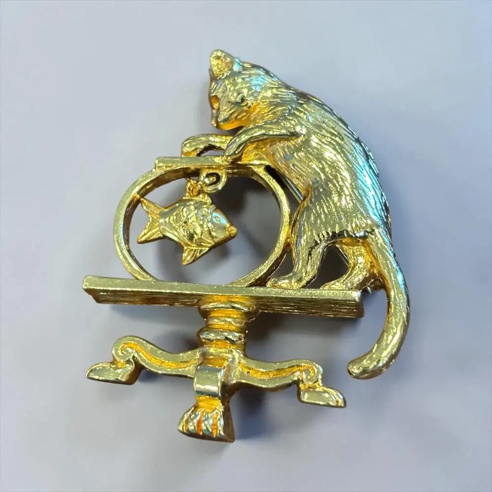 Whimsical Avon Cat & Dangling Fish Brooch Gold Tone Vintage Kitty Fishbowl Pin